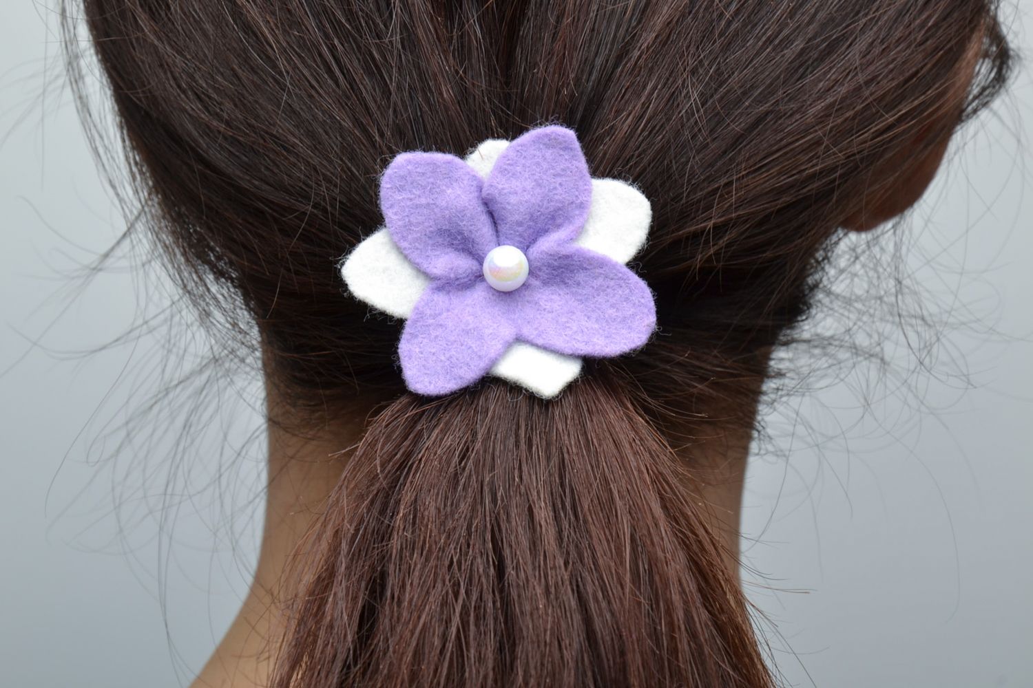 Резинка для волос с цветком из фетра сиреневая с белым фото 2