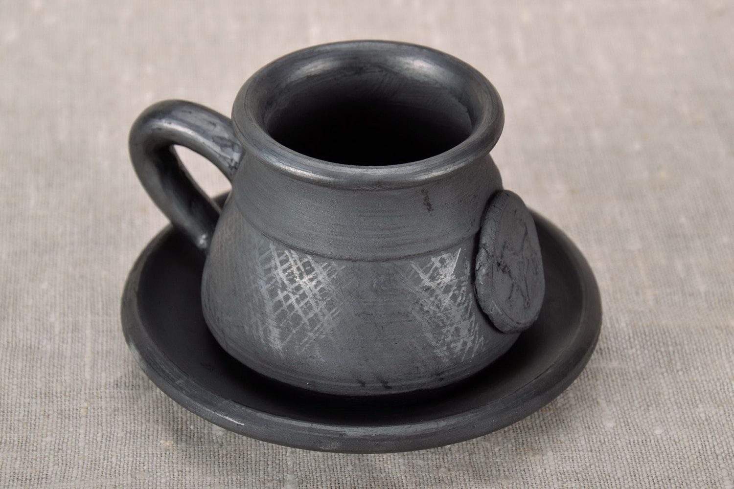 Глиняная черная чашка для кофе с блюдцем фото 1