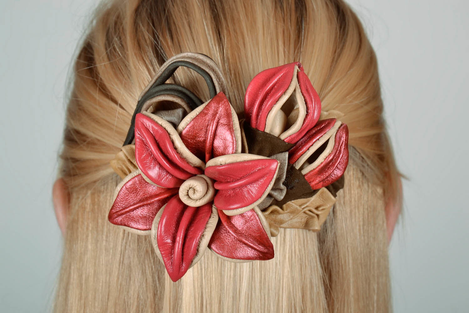 Barrette à cheveux avec fleur en cuir naturel photo 5