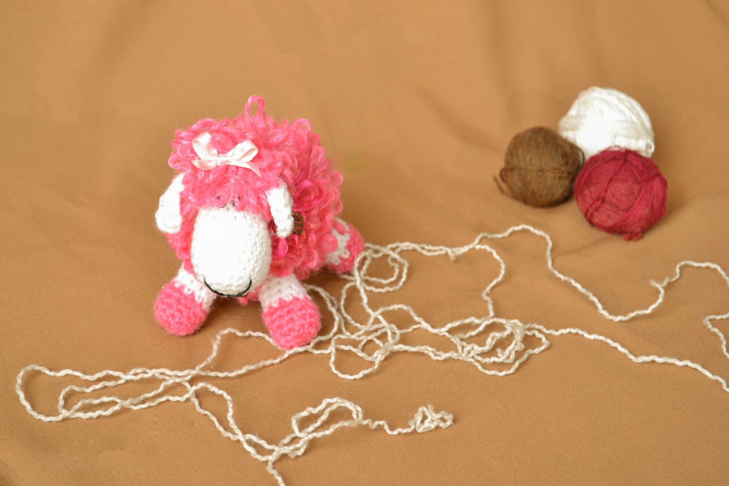 Мягкая вязаная игрушка Розовая овечка фото 5