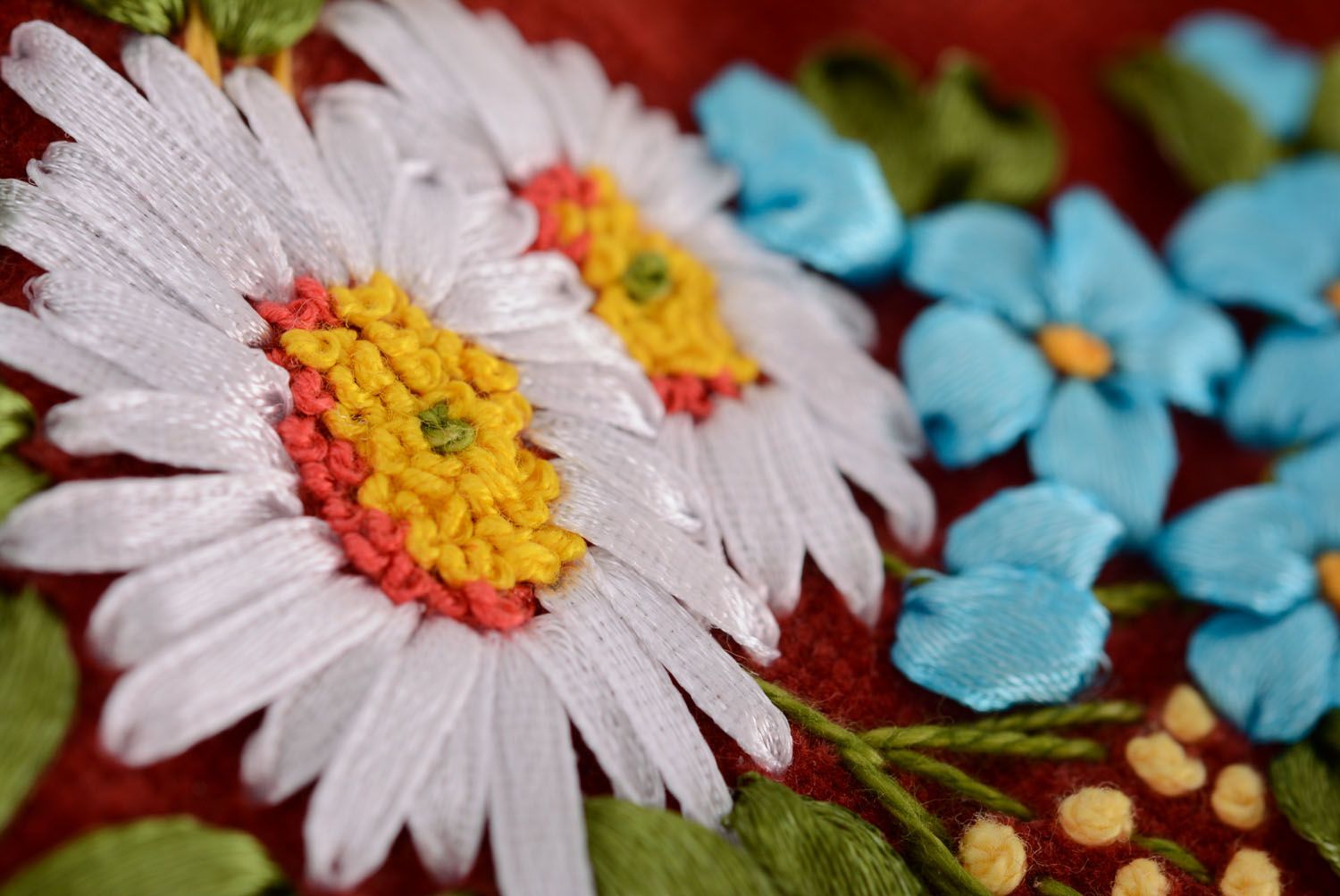 Bestickte Handytasche aus Samt Kamillen und Roggenblumen foto 2