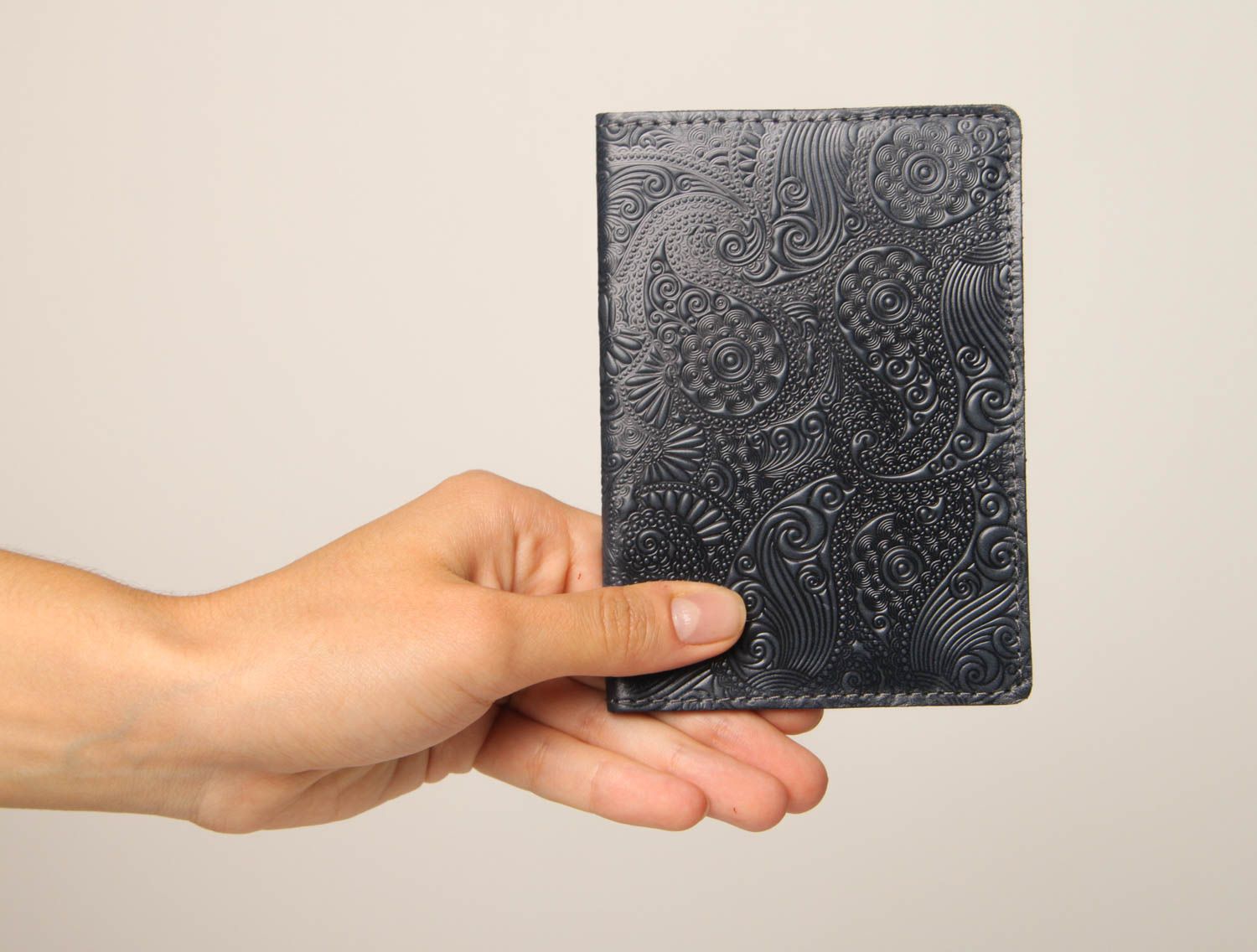Estuche para pasaporte hecho a mano negro regalo original accesorio de hombre  foto 3