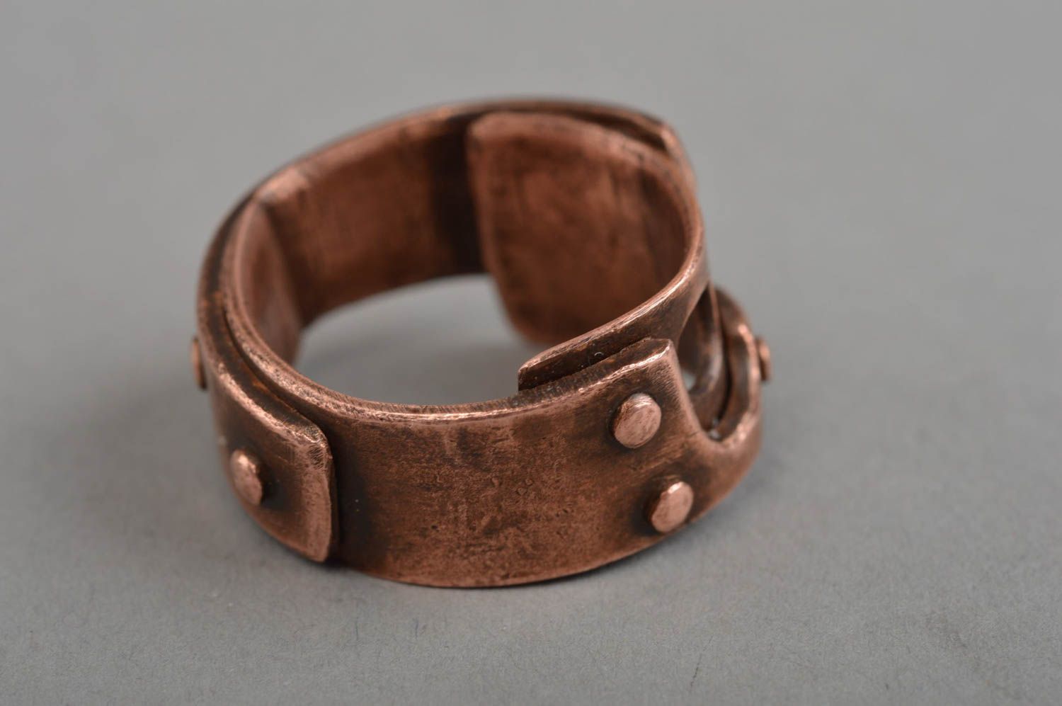 Schöner massiver brauner eleganter handgemachter Ring aus Kupfer für Herren foto 2