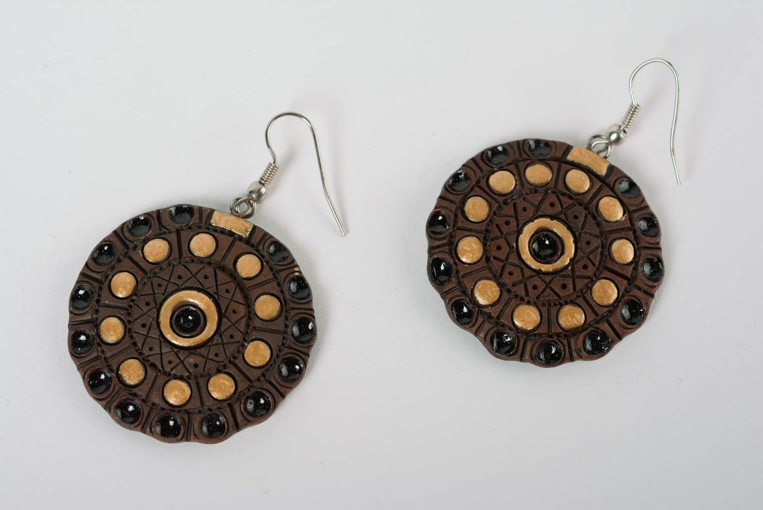 Глиняные серьги расписанные эмалью ручной работы круглые коричневые женские фото 1