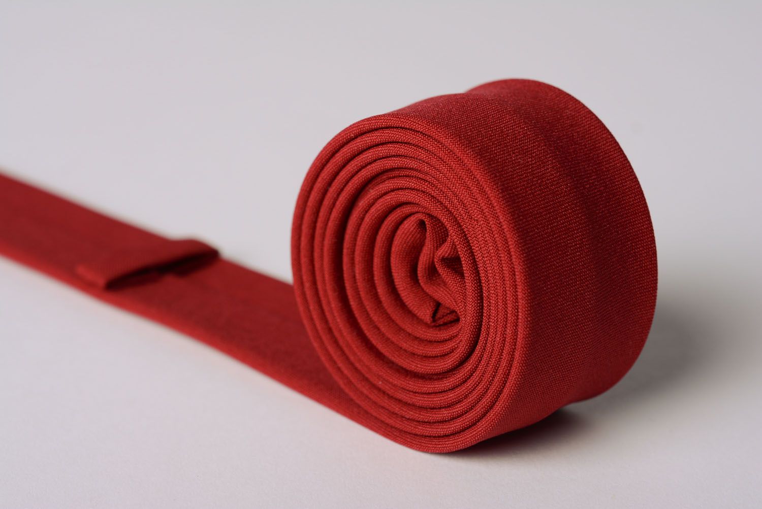 Cravate fine rouge en gabardine faite main  photo 3