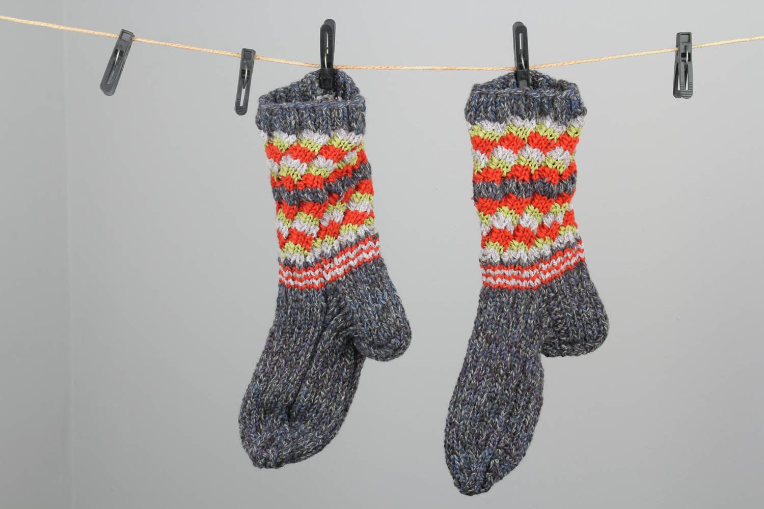 Chaussettes faites main tricotées en semi-laine photo 1