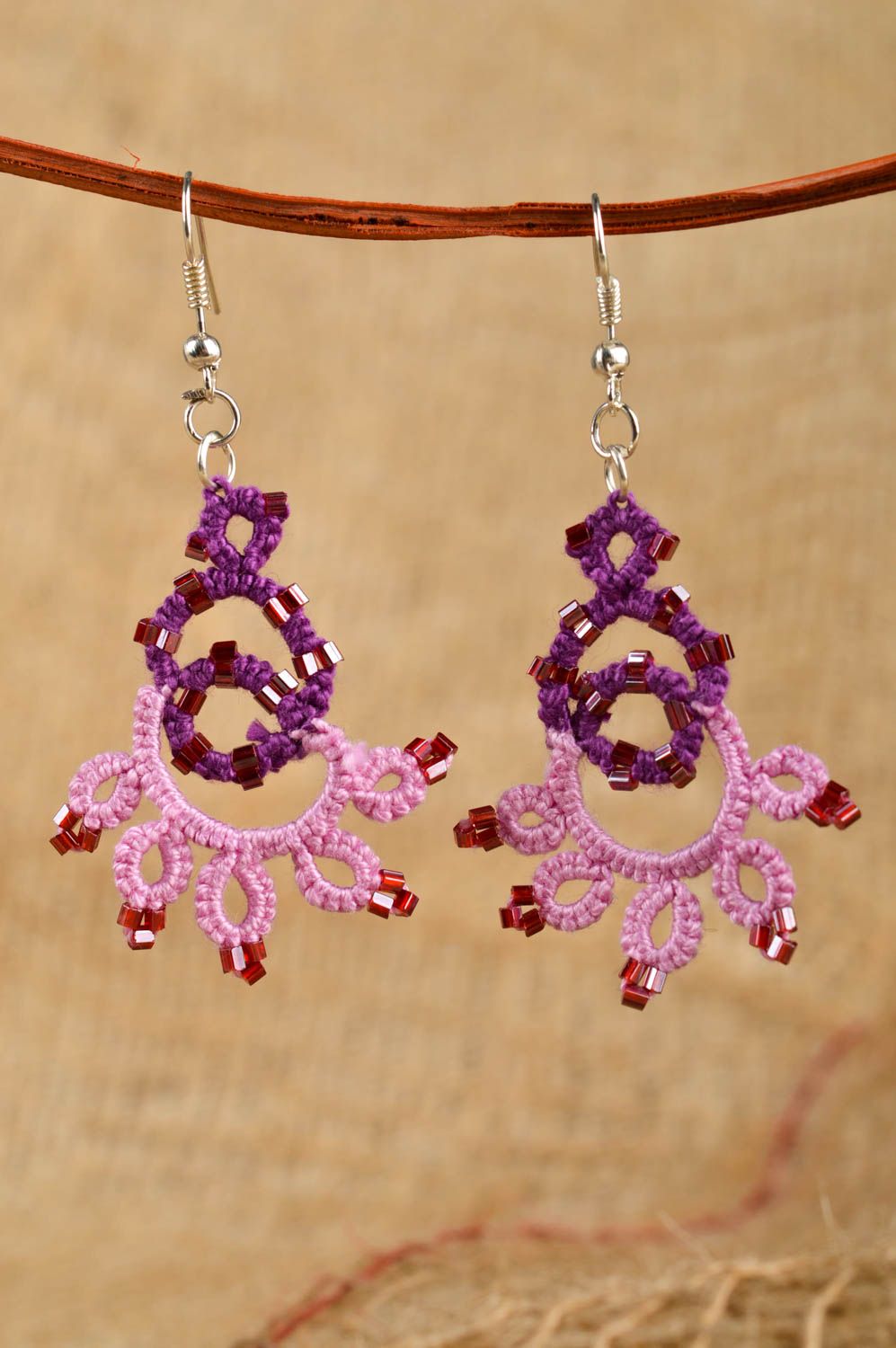 Boucles d'oreilles pendantes Bijou fait main frivolité violet Cadeau femme photo 1