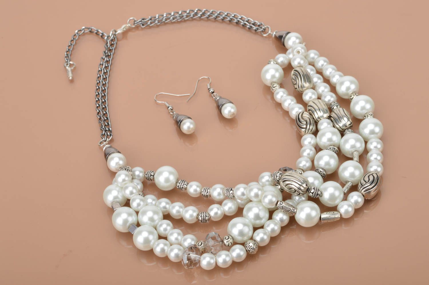 Set de boucles d'oreilles et collier faits main en fausses perles blanches  photo 2