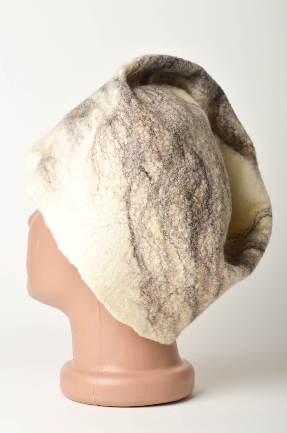 Chapeau femme fait main Couvre-chef original Accessoire femme laine blanc gris  photo 5