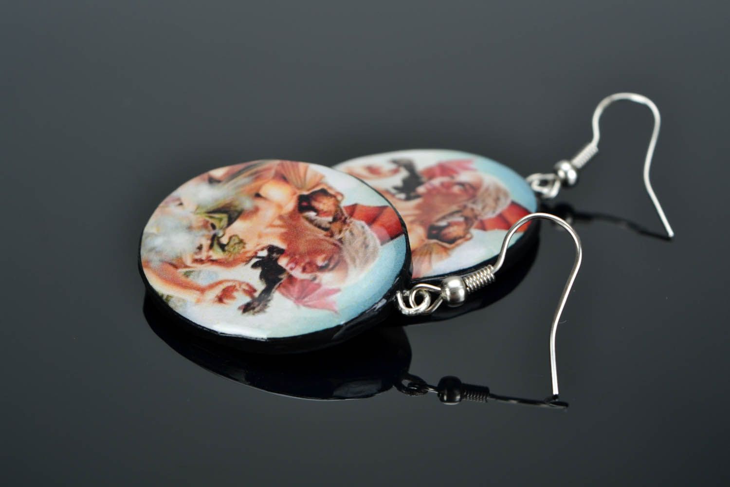 Brincos de cerâmica plástica com temas mitológicos feitos à mão Princesa dos dragões foto 1