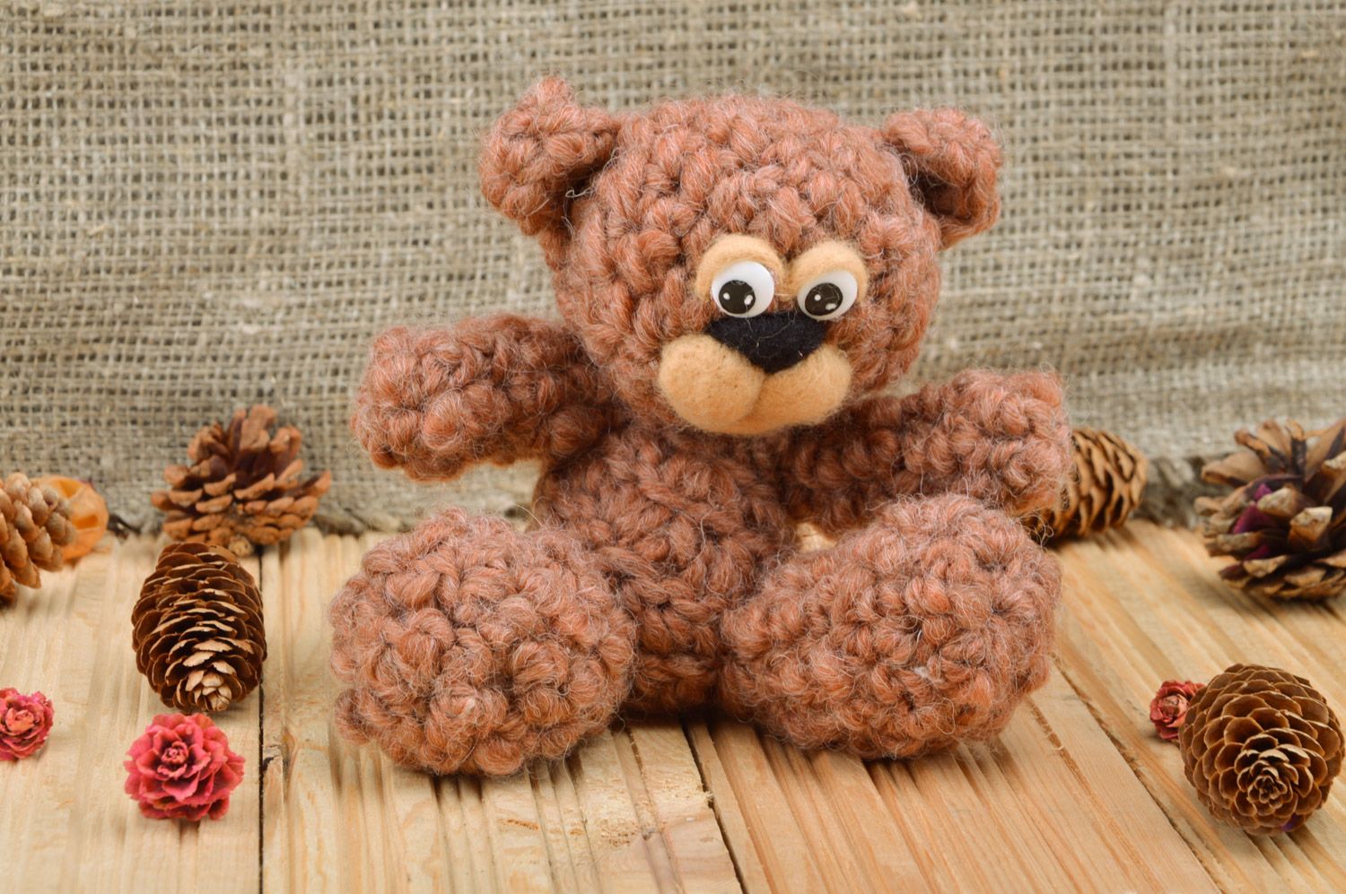 Jouet mou ours brun tricoté en laine au crochet fait main pour enfant dès 3 ans photo 1