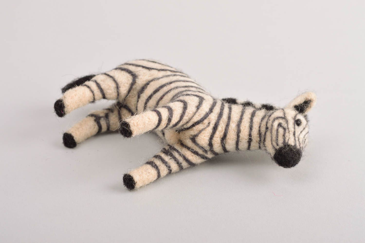 Niedliches Kuscheltier Zebra handmade Spielzeug aus Wolle Geschenk für Kinder foto 5