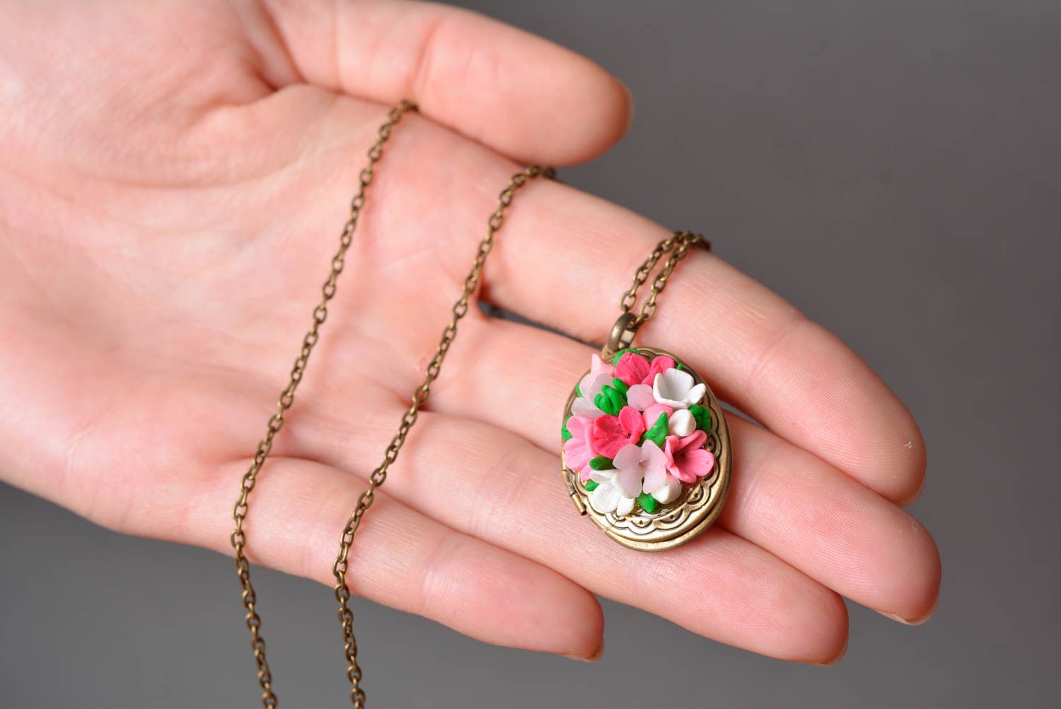 Nice handmade designer locket pendant with plastic flowers on metal chain photo 2