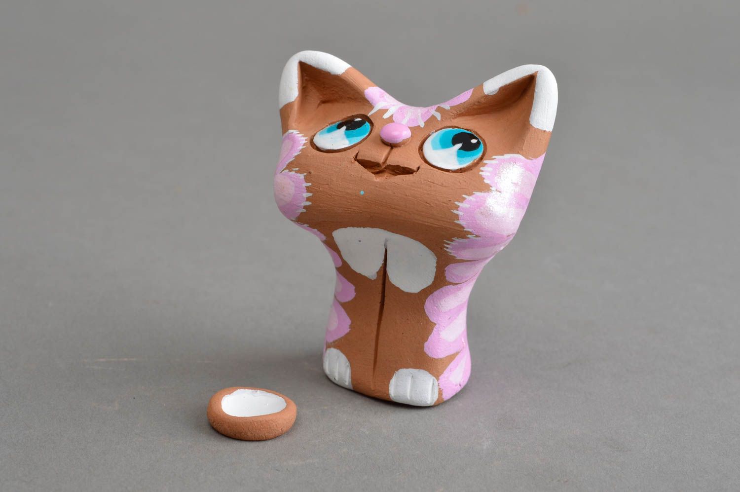 Глиняный расписанный сувенир-статуэтка ручной работы кошка с розовой холкой фото 2