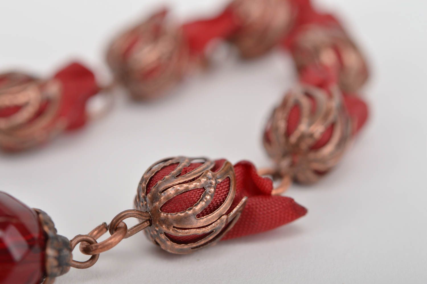 Авторское ожерелье с цветами из атласных лент ручной работы красное нарядное фото 2
