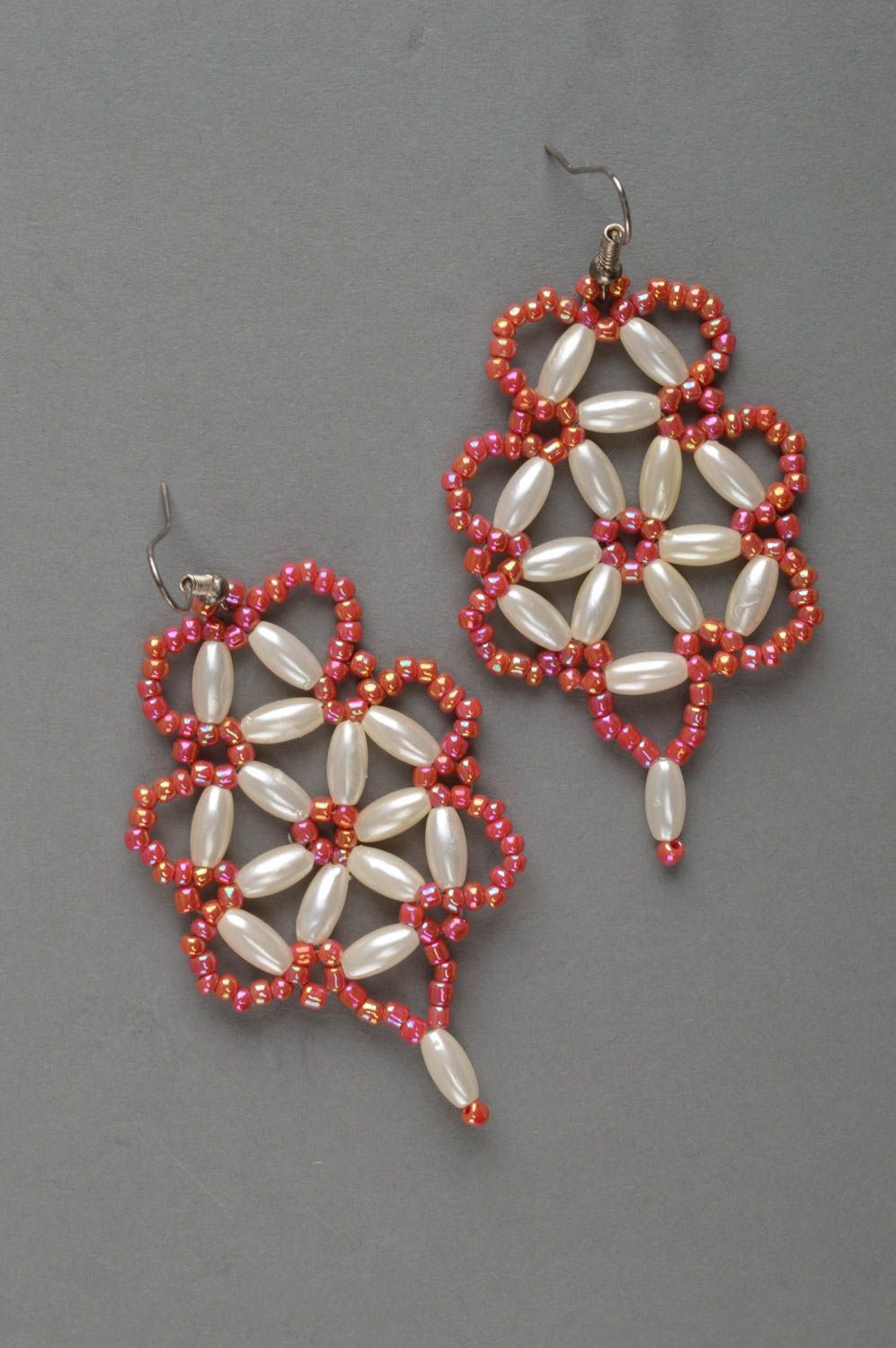 Handmade Ohrringe aus Glasperlen und langen Kunstperlen in Rot und Weiß für Dame foto 2