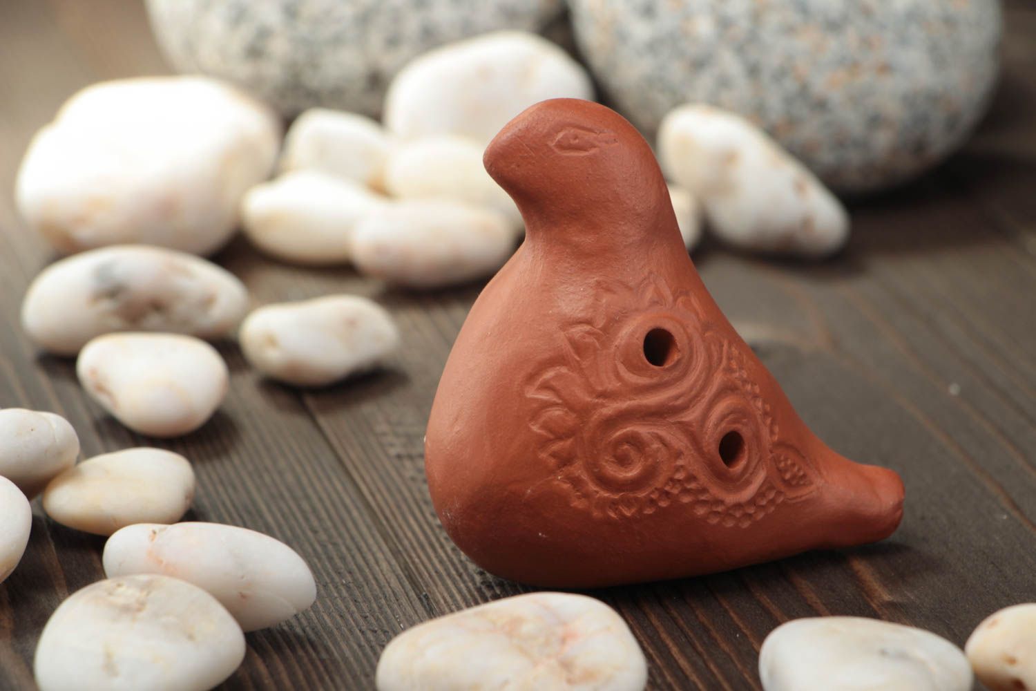 Глиняная окарина коричневая небольшого размера в виде птички ручная работа фото 1