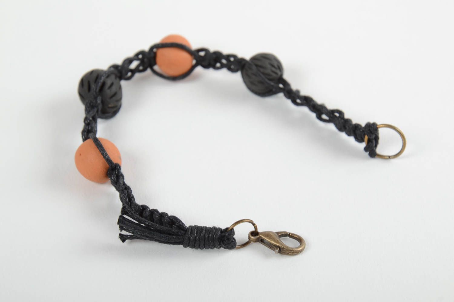 Черный браслет с бусинами из глины тонкий плетеный аксессуар ручной работы фото 4