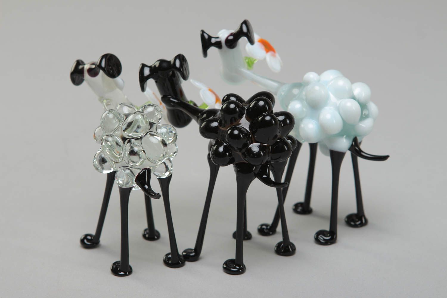Ensemble de figurines miniatures en verre au chalumeau faites main Trois brebis photo 3