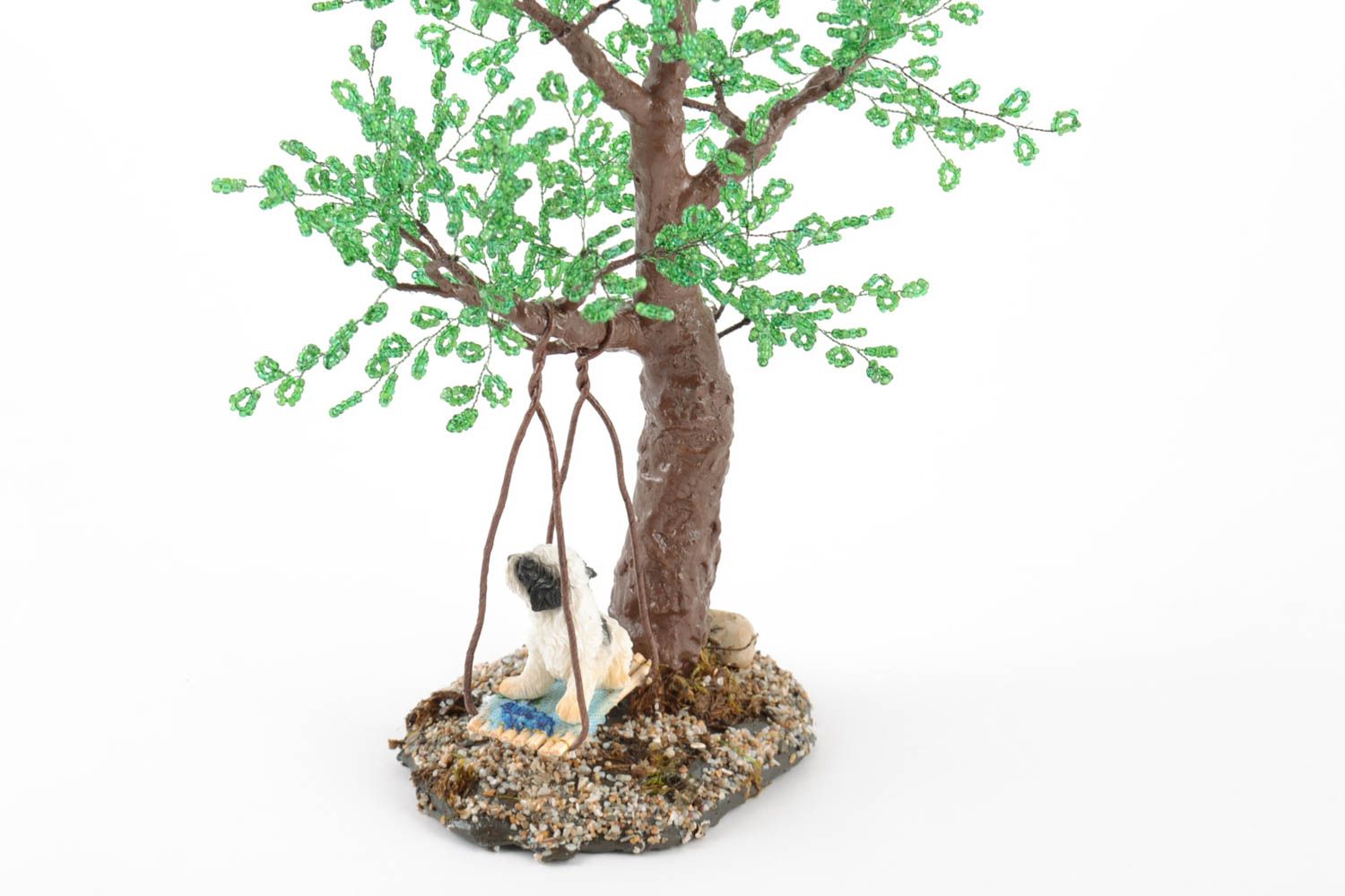 Искусственное дерево ручной работы бисерное с качелей и фигуркой небольшое фото 3