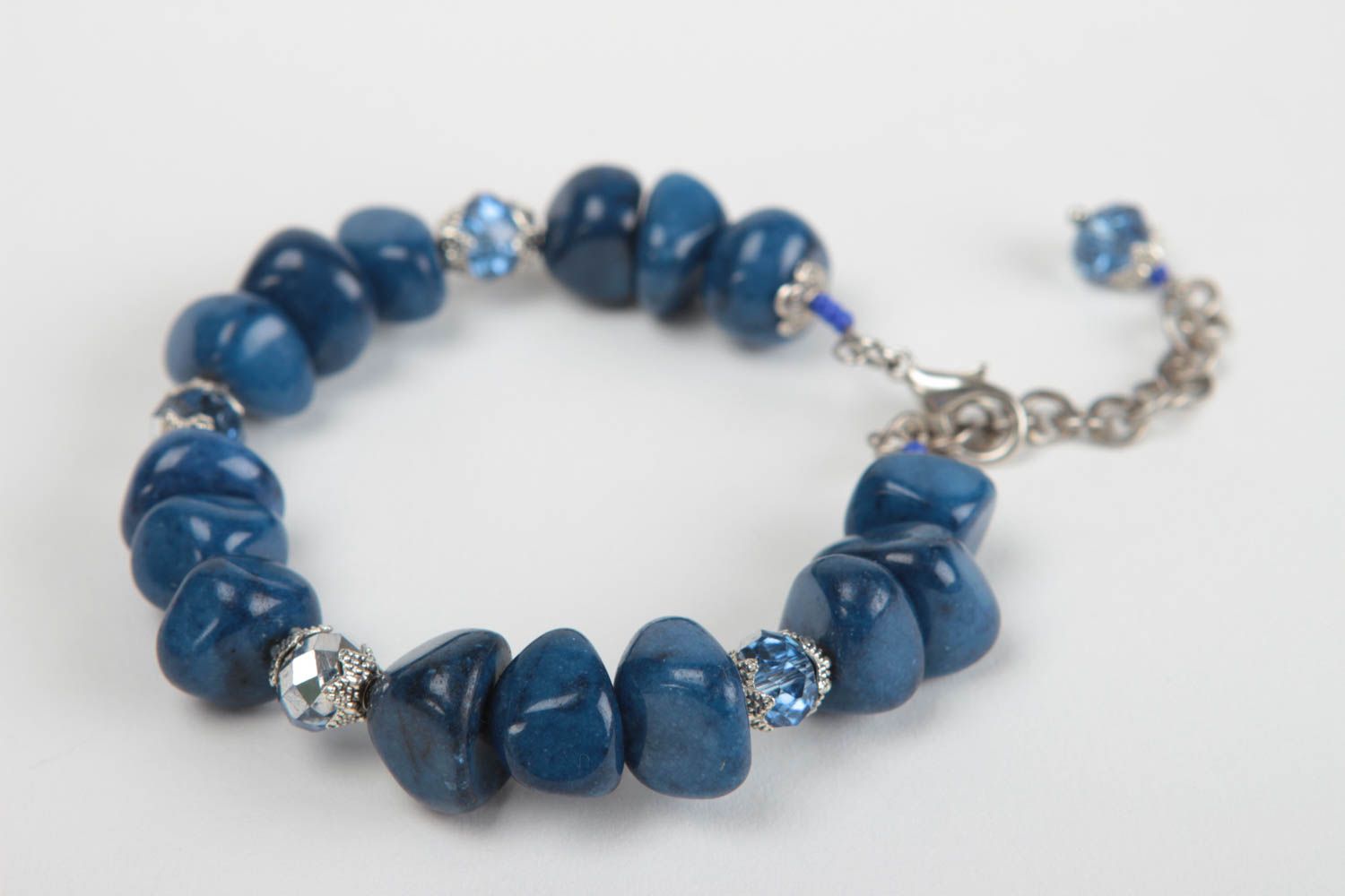 Blaues schönes originelles handgemachtes Armband mit Naturstein und Glasperlen foto 3