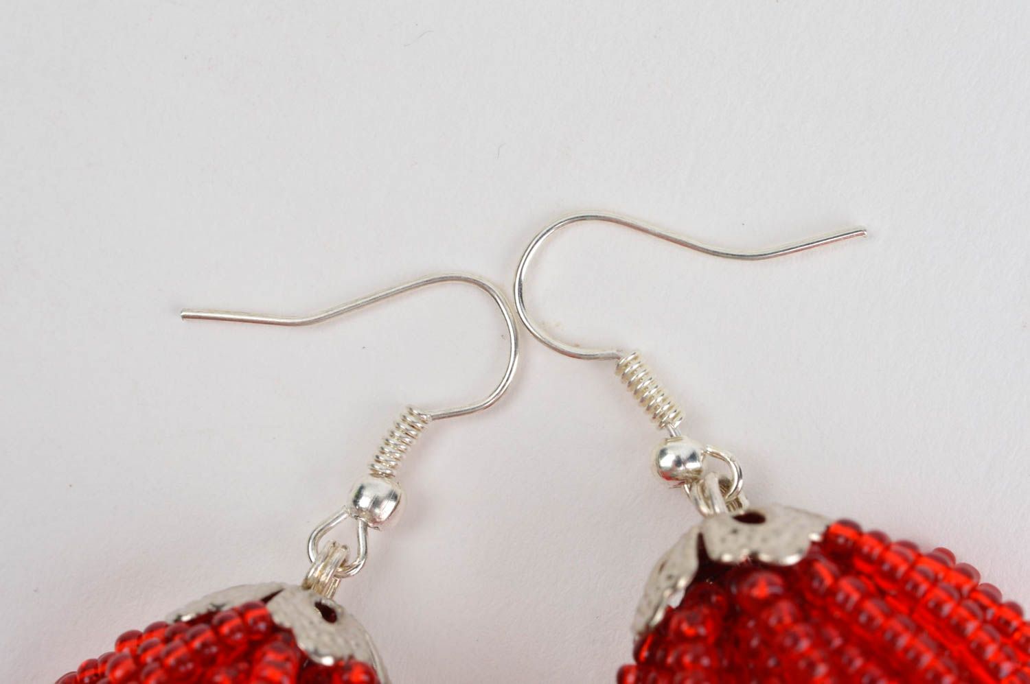Orecchini di perline fatti a mano accessorio originale bello da donna rosso foto 4