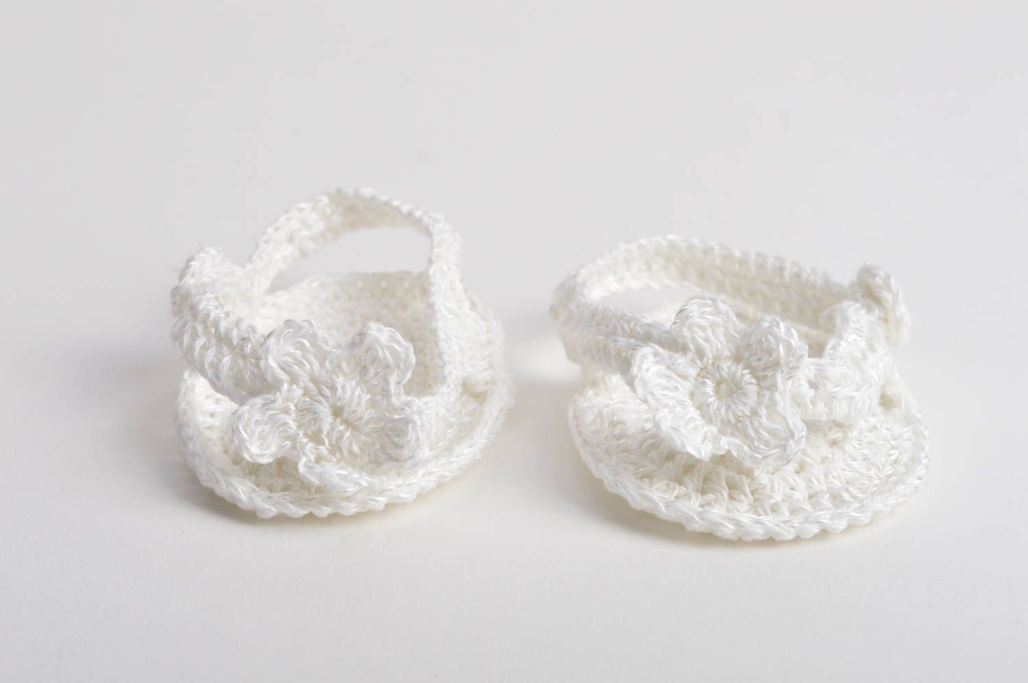 Handgemachte schöne gehäkelte Babyschuhe aus Baumwolle in Weiß Designer  foto 2
