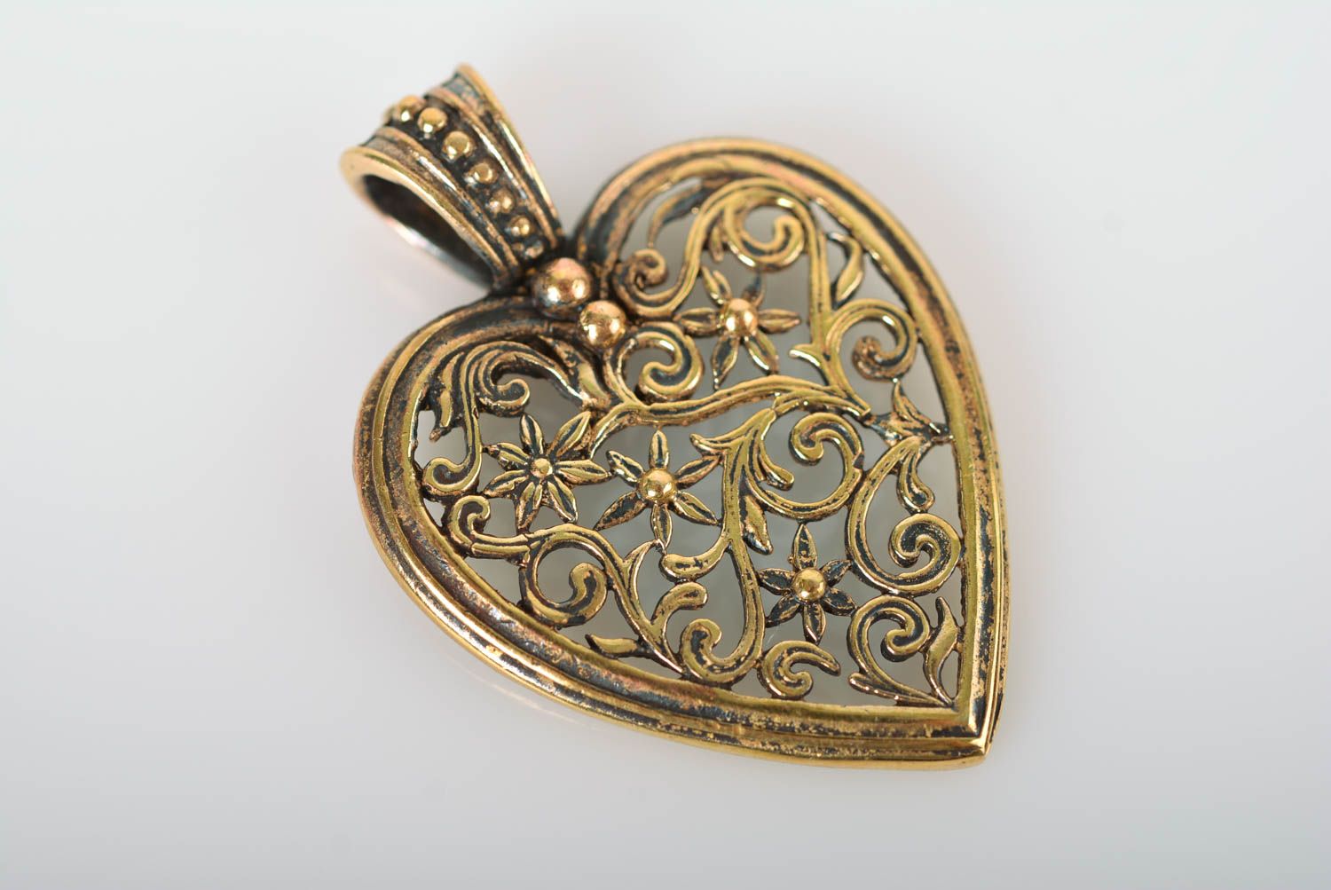 Pendentif en métal Bijou fait main cœur ajouré en bronze Accessoire femme photo 1
