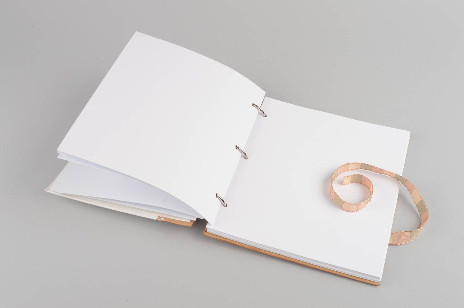 Книга пожеланий на свадьбу небольшая на лентах с цветами светлая ручной работы фото 4