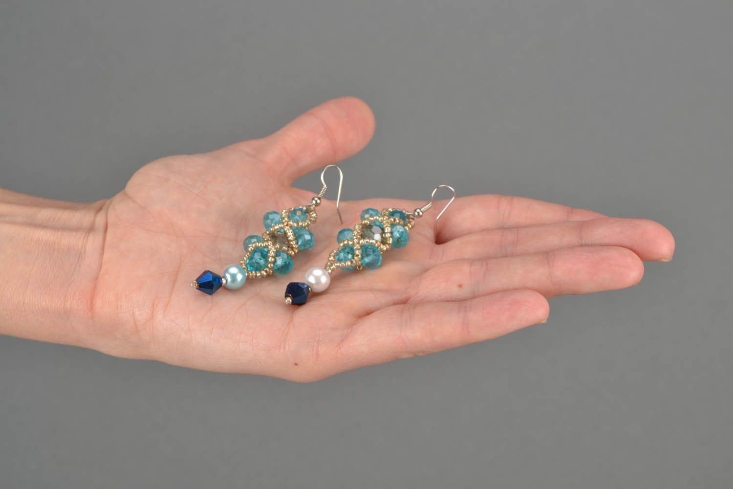 Handgemachte Ohrringe mit Glasperlen Blauer Kristall foto 2