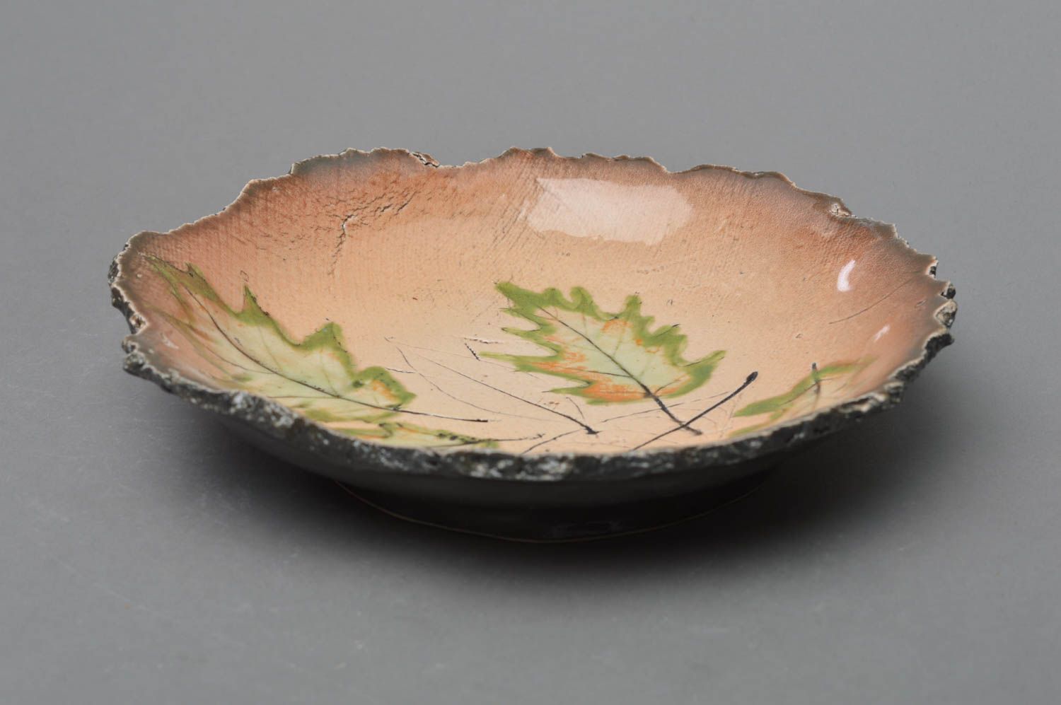 Joli plat creux de porcelaine avec peinture à glaçure fait main grand coloré photo 1
