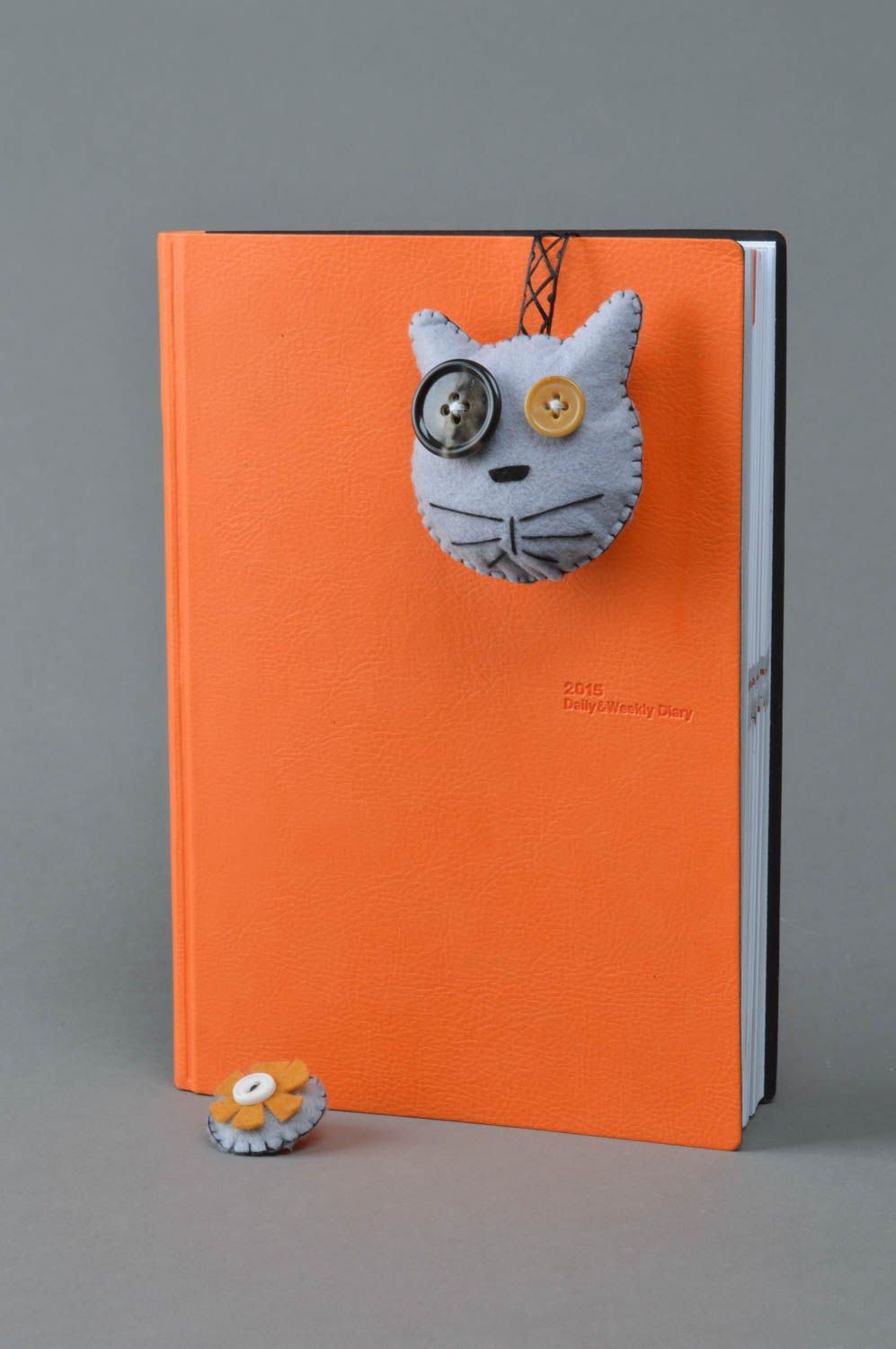 Marcapáginas de fieltro para libros artesanal con forma de gato gris  foto 1