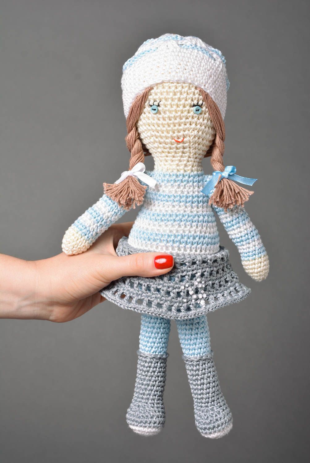 Handmade Designer Puppe Stoff Spielzeug gehäkelte Puppe im Kleid und Mütze foto 3