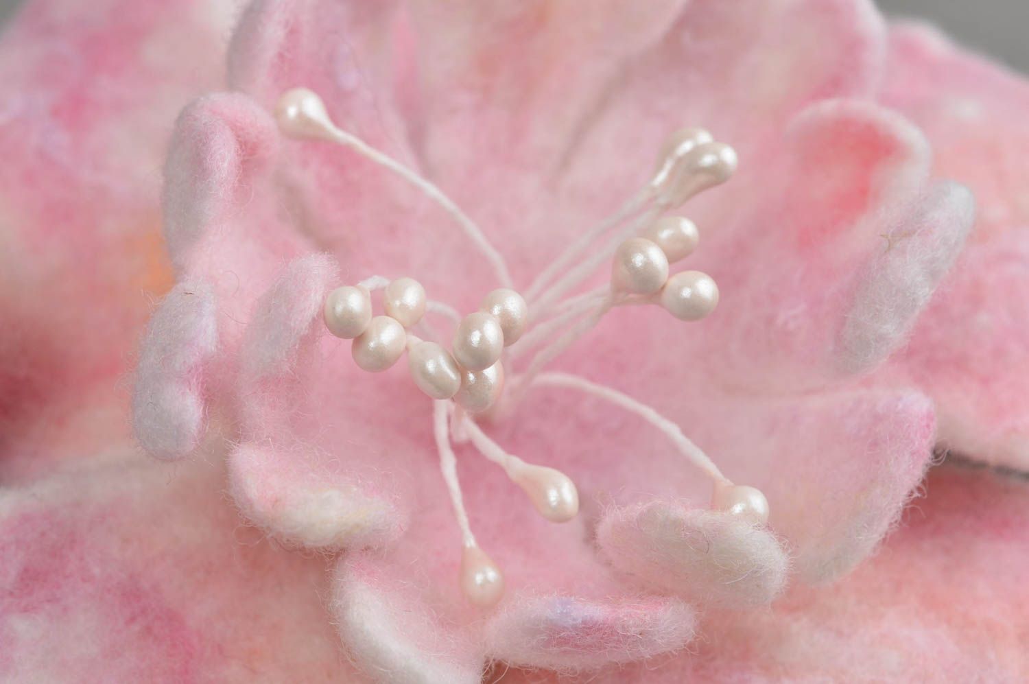 Broche en laine feutrée faite main molle fleur rose bijou de créateur original  photo 5