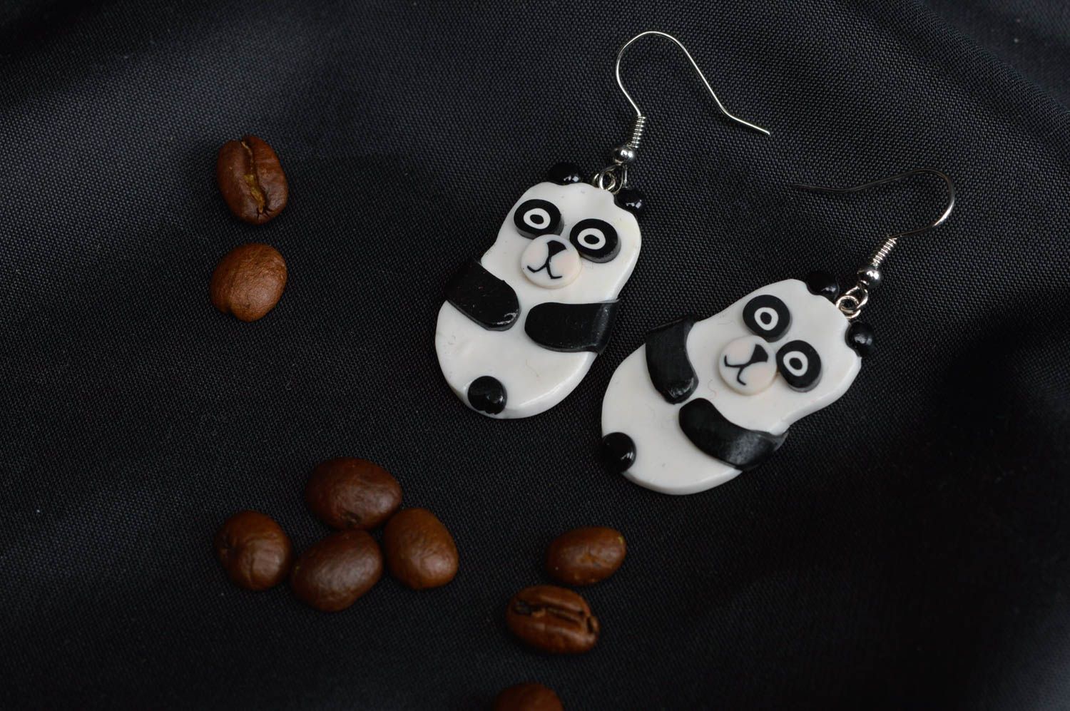 Boucles d'oreilles pandas en pâte polymère faites main peintes pendantes photo 1