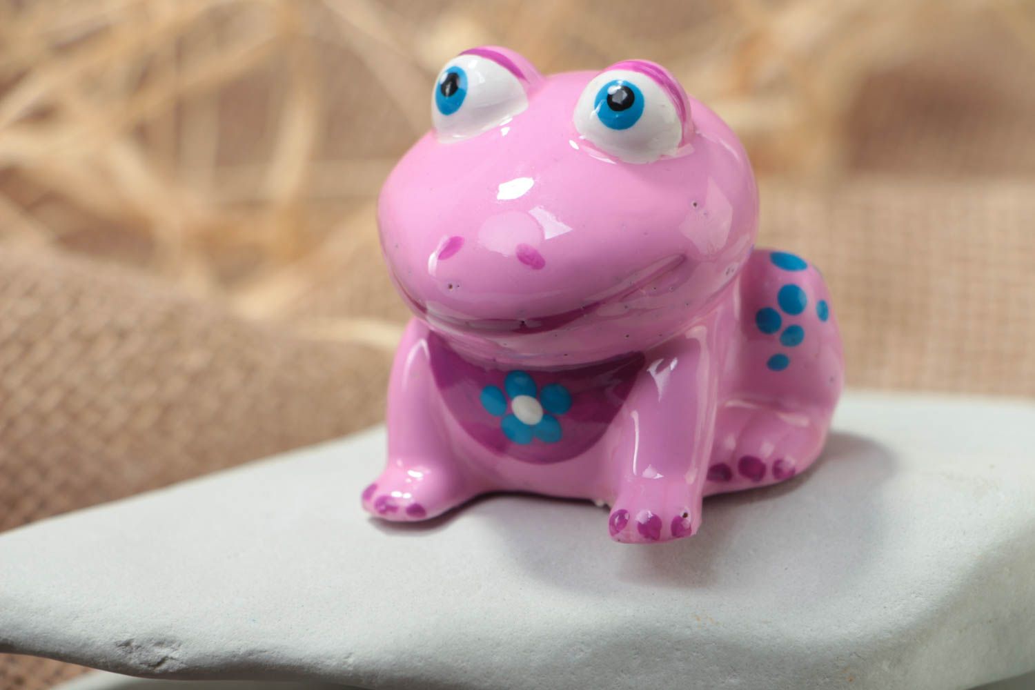 Kleine handgemachte keramische Statuette Frosch aus Gips für Interieur in Rosa foto 1