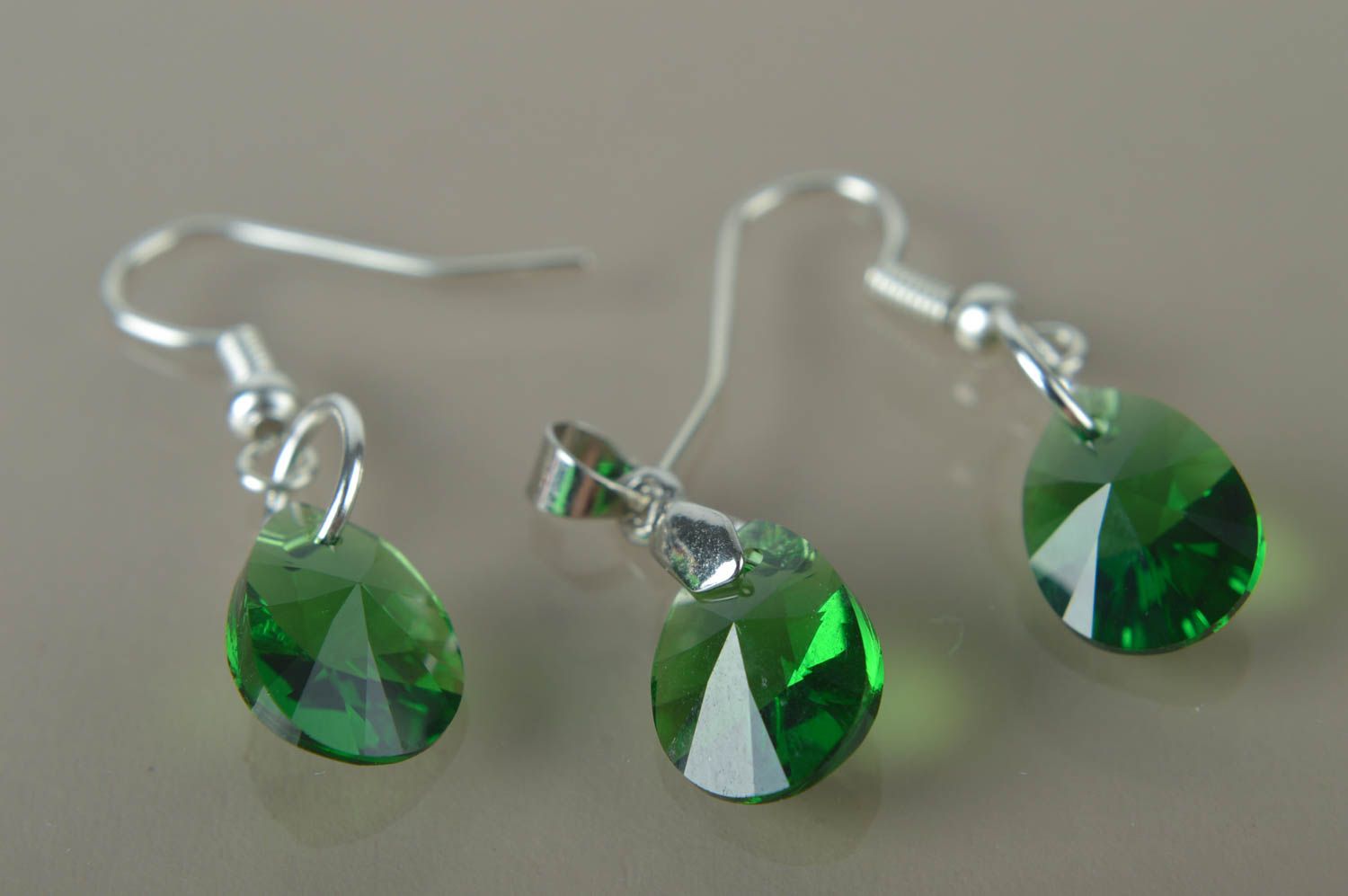 Conjunto de bisutería artesanal de pendientes y colgante de cristal verde foto 4