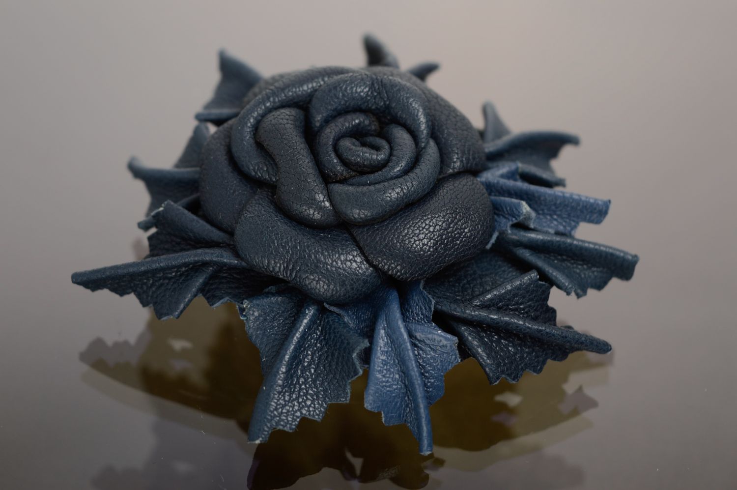 Broche de cuero con forma de flor azul foto 1