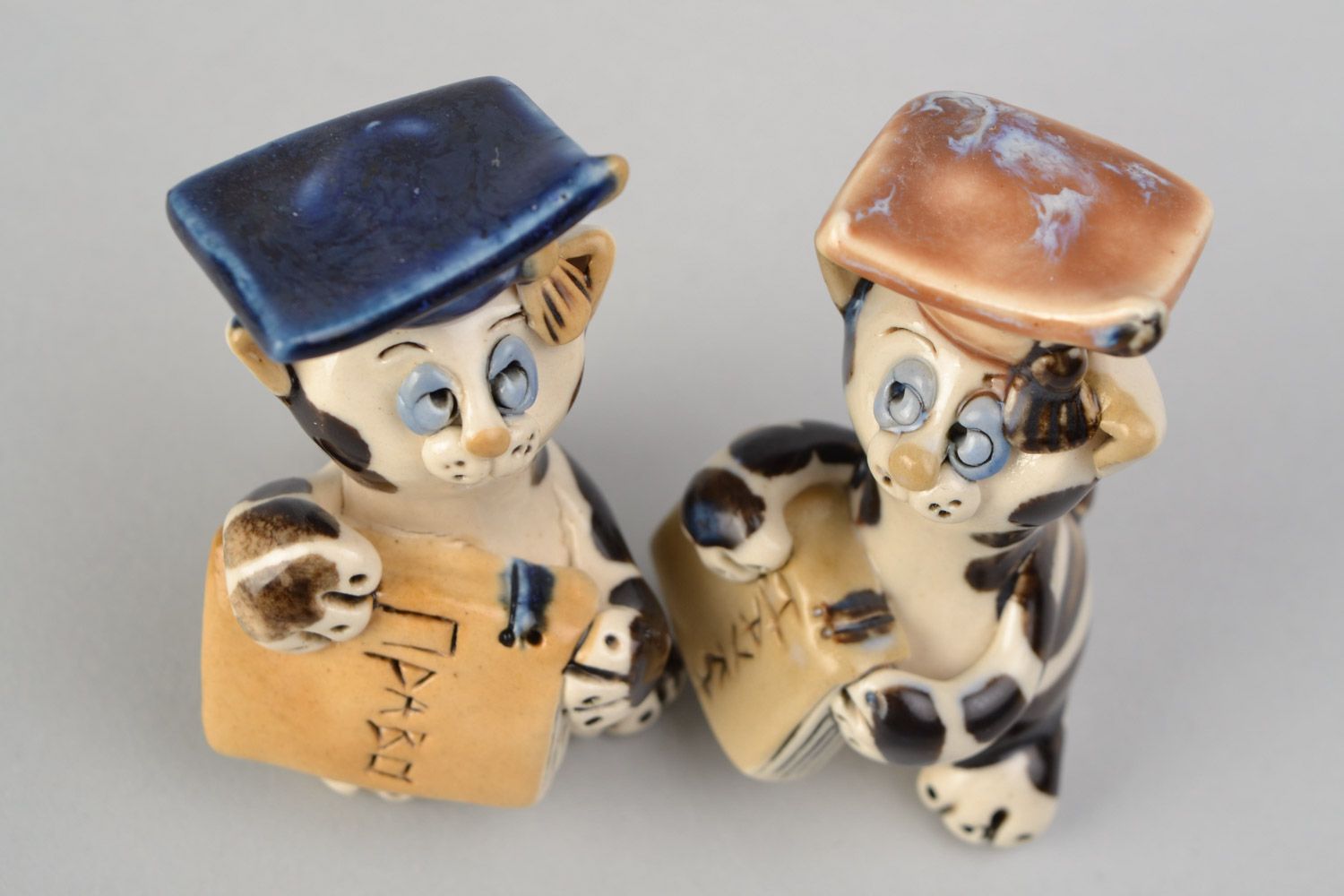 Ensemble de figurines décoratives faites main Chats en bonnets carrés 2 pièces photo 3