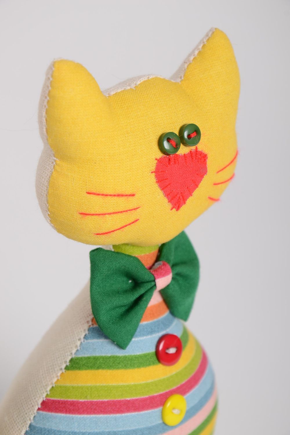 Игрушка кот ручной работы детская игрушка радужная мягкая игрушка с бабочкой фото 5