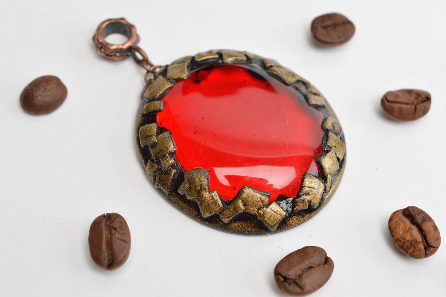 Origineller roter Schlüsselanhänger aus Glas und Polymerton handmade Accessoire foto 1