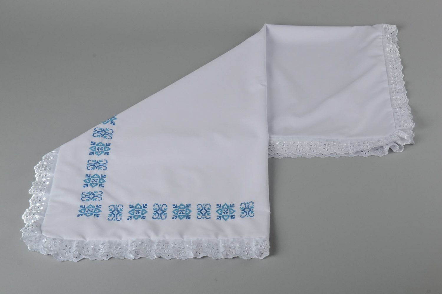 Крыжма для крещения с вышивкой ручной работы белая красивая для детей с кружевом фото 1
