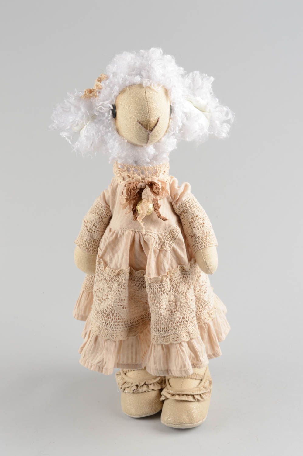 Stoff Kuscheltier Schaf im Kleid handmade Designer Spielzeug in Beige und Weiß foto 2