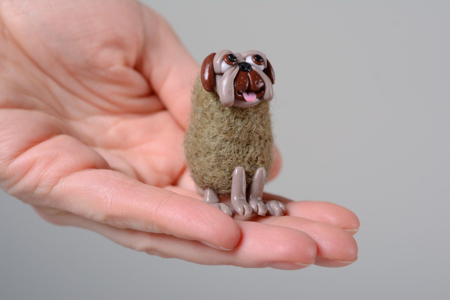 Petit jouet en laine feutrée et pâte polymère fait main décoratif chien photo 7