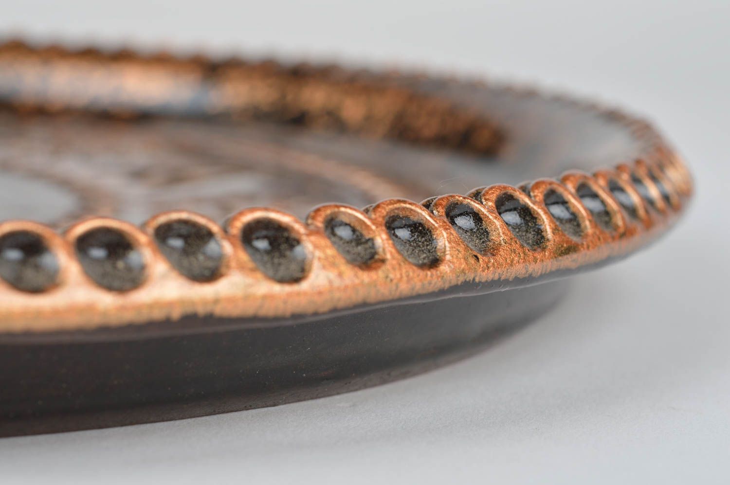 Rundes handgemachtes Tablett aus Keramik mit Muster bronzefarbig ungewöhnlich foto 2
