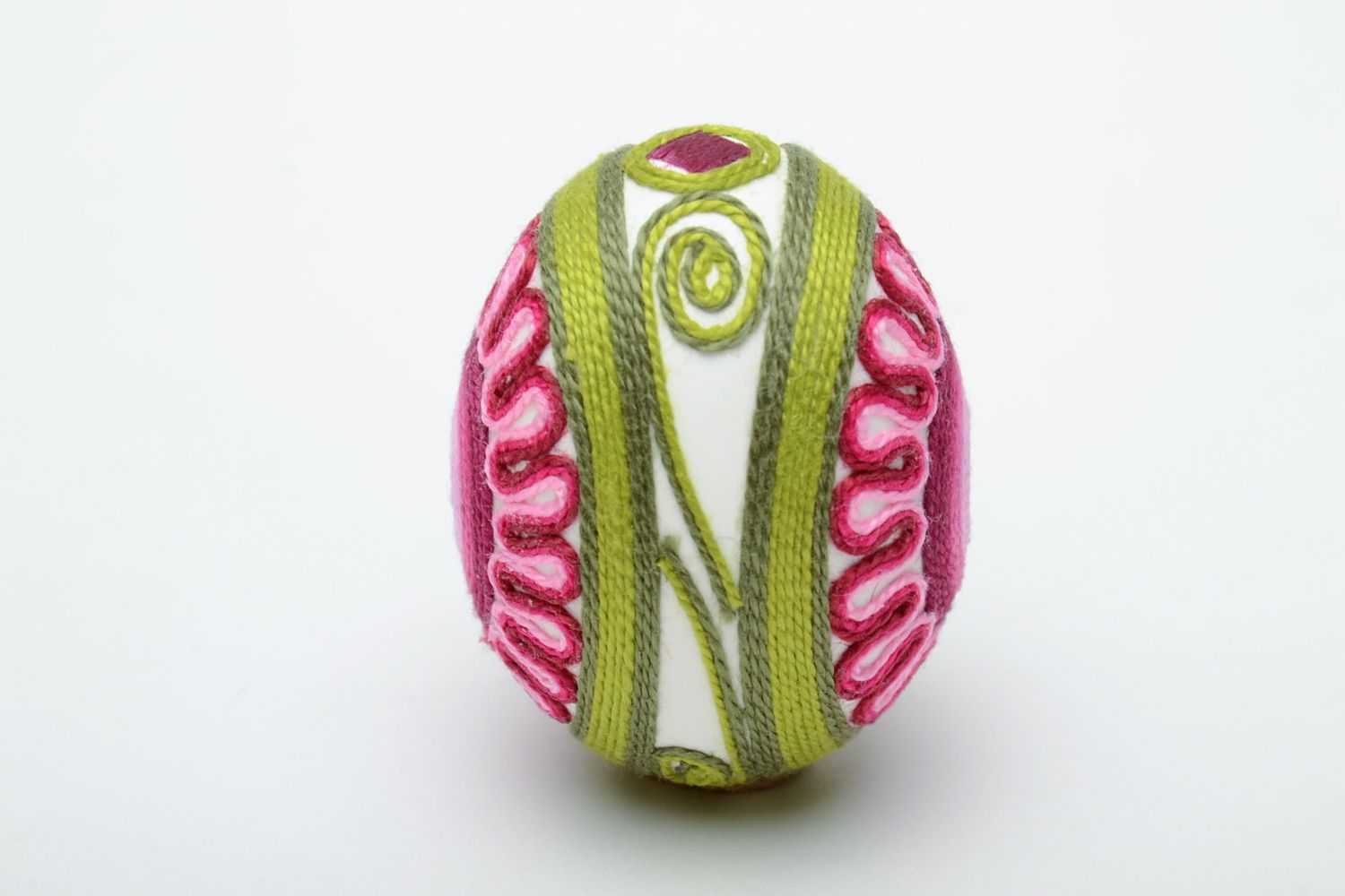 Пасхальное яйцо декоративное оплетенное шелковыми нитками фото 3