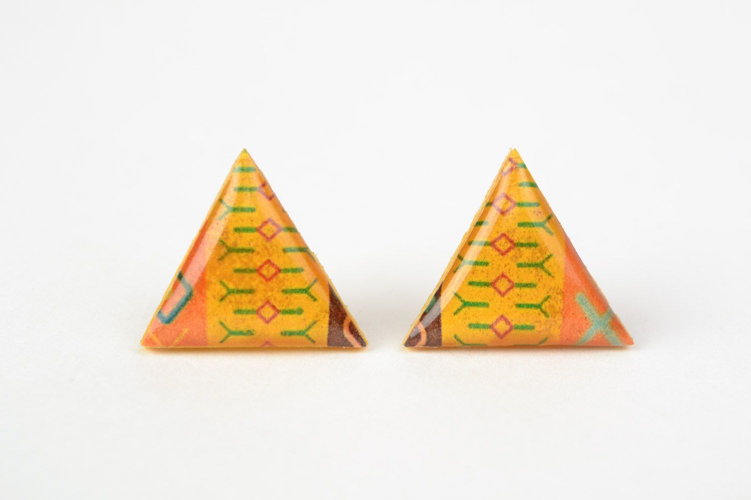 Серьги с принтом в ювелирной глазури треугольные гвоздики ручной работы желтые фото 1