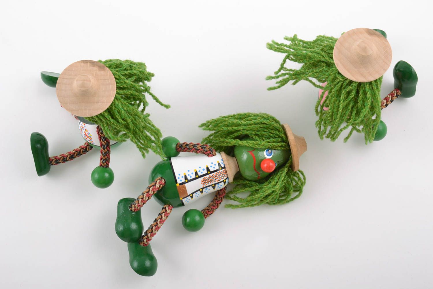 Игрушки из дерева водяные три штуки расписанные красками маленькие ручной работы фото 3