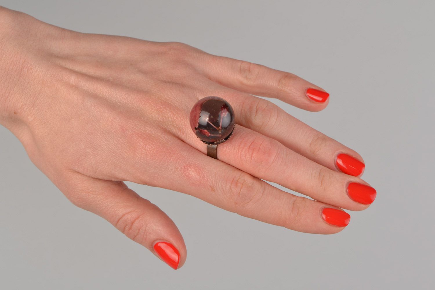 Кольцо с барбарисом в эпоксидной смоле с регулируемым размером ручной работы фото 2