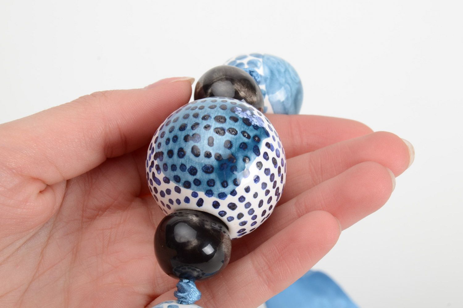 Крупное глиняное ожерелье с росписью эмалями ручной работы светло голубое  фото 5